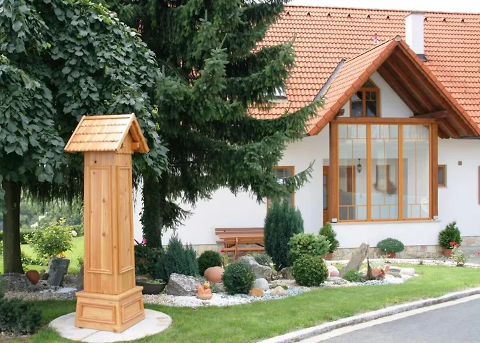 In Schwalbenhof Farm Apartment